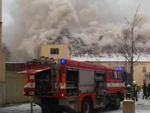 Hasiči zasahují u požáru bývalého pivovaru