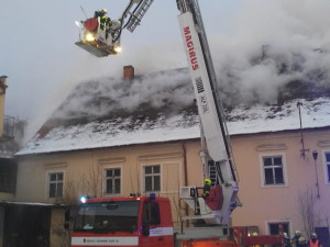 Hasiči zasahují u požáru bývalého pivovaru