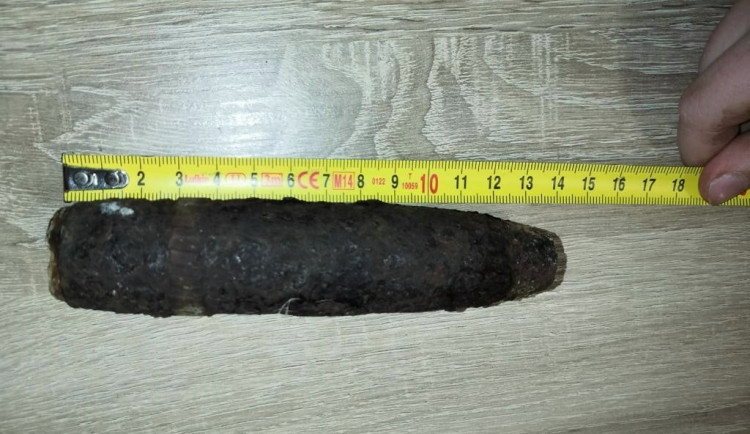Tento nebezpečný pozůstatek z války si muž odnesl domů