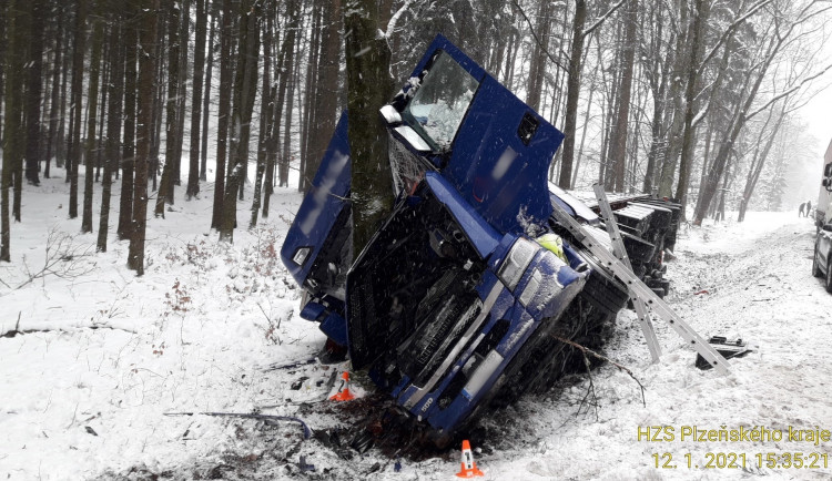 Kvůli nehodě tohoto kamionu bude dnes uzavřena doprava v okolí Babylonu na Domažlicku