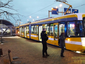 Tramvaj v centru Plzně srazila muže, zraněním v nemocnici podlehl