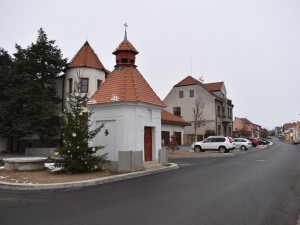 Po necelém půl roce získali lidé v Hradišti nové chodníky a parkovací stání