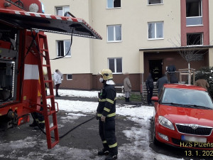 Kvůli požáru bytu museli hasiči evakuovat celý dům