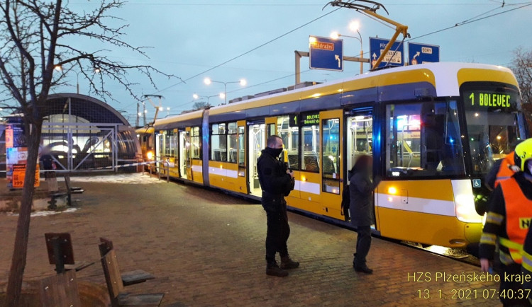 Tramvaj v centru Plzně srazila muže, jeho stav je kritický