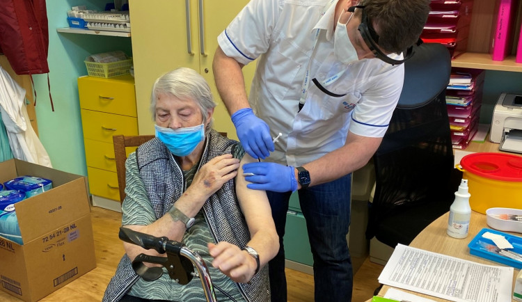 Tak vypadalo dnes očkování v zařízení Baculus ve Vejprnicích