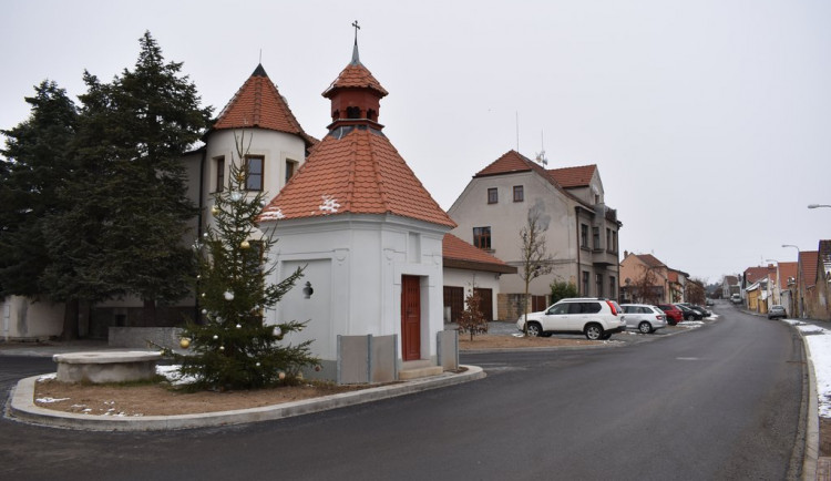 Po necelém půl roce získali lidé v Hradišti nové chodníky a parkovací stání