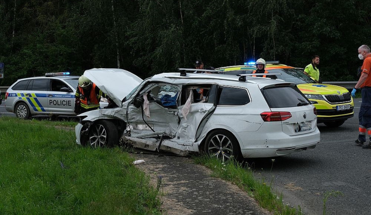 Při srážce dvou osobáků zahynul na křižovatce u obce Seč řidič tohoto vozu