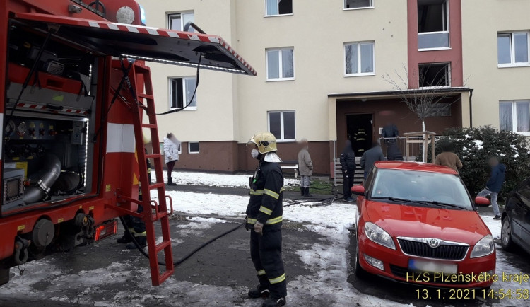 Kvůli požáru bytu museli hasiči evakuovat celý dům