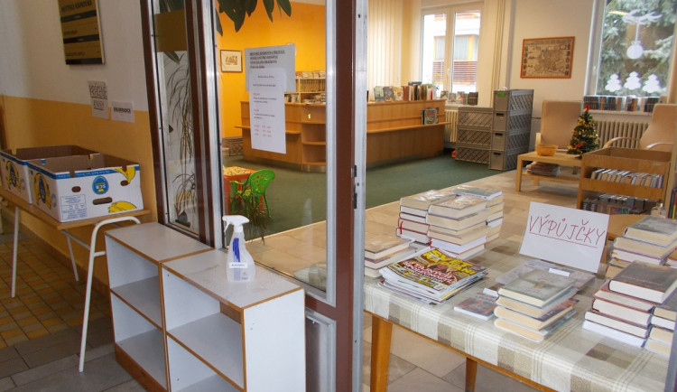 Knížky za dveřmi nebo v krabicích od banánů, malé knihovny řeší pandemii po svém