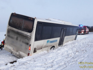 Hasiči vyprošťovali autobus, který sjel na severním Plzeňsku ze silnice a uvízl v závěji