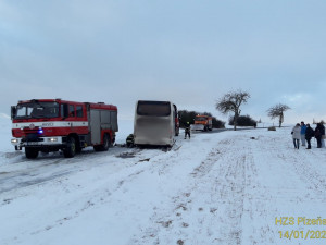 Hasiči vyprošťovali autobus, který sjel na severním Plzeňsku ze silnice a uvízl v závěji