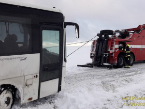 Hasiči vyprošťovali autobus, který sjel na severním Plzeňsku ze silnice a uvízl v závěji