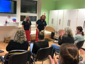 Špičkové nanomasky plzeňské firmy WPA dostal darem i Český červený kříž