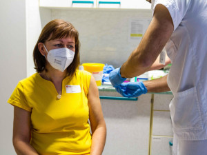 Průtokové vakcinační centrum se v Plzni začne budovat až v březnu, prioritu má očkování seniorů a zdravotníků