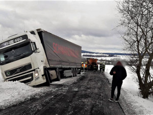 Zapadlý kamion vyprošťovali dnes hasiči také u Kařízku