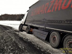 Zapadlý kamion vyprošťovali dnes hasiči také u Kařízku