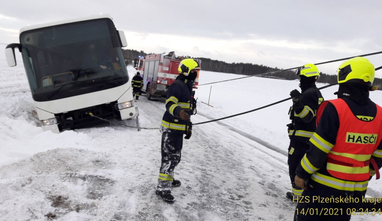 Hasiči vyprošťují autobus, který sjel do příkopu