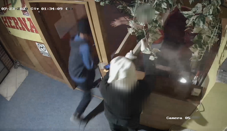 Za brutální přepadení barmana v herně jdou dva lupiči do vězení