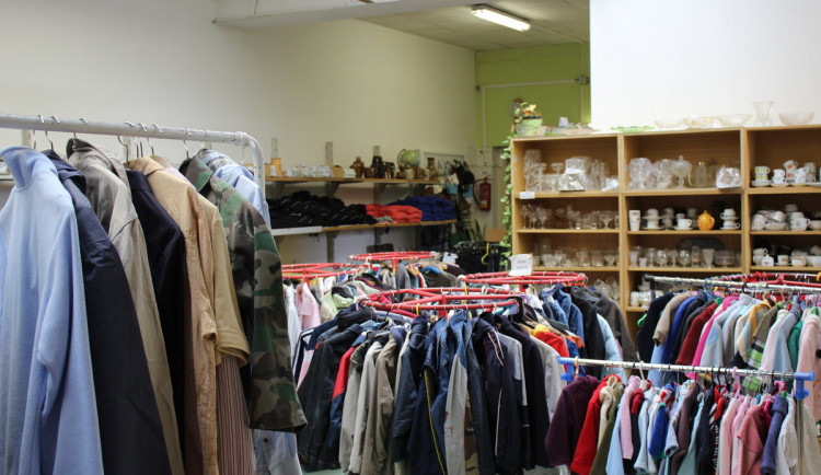 Zásoby v humanitárních skladech se tenčí, lidé mohou charitě darovat staré deky nebo spacáky