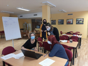 Seniorům v Plzni už pomáhá s registrací k očkování nově zřízené telefonní centrum