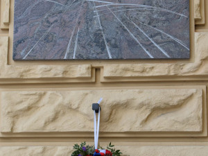 Pamětní deska na zdi sokolovny