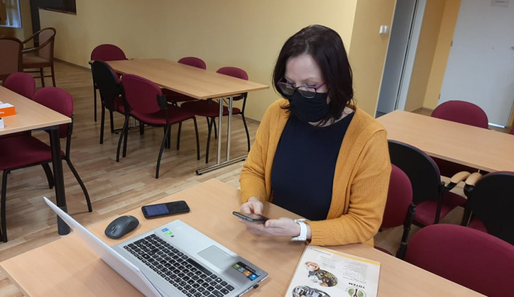 Seniorům v Plzni už pomáhá s registrací k očkování nově zřízené telefonní centrum