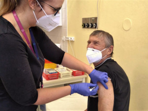 Nemocnice v Plzeňském kraji mají na tento týden jen 280 vakcín pro registrované seniory