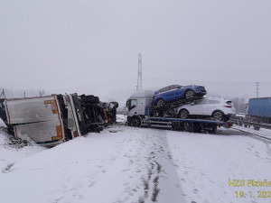Nehoda dvou kamionů uzavřela provoz na dálnici D5, dopravu komplikuje husté sněžení