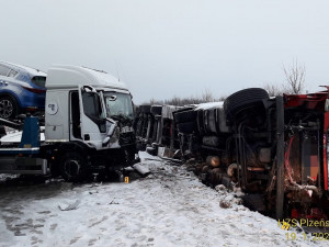 Nehoda dvou kamionů uzavřela provoz na dálnici D5, dopravu komplikuje husté sněžení