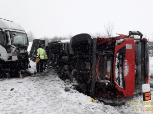 Nehoda dvou kamionů uzavřela provoz na dálnici D5, dopravu komplikuje husté sněžení