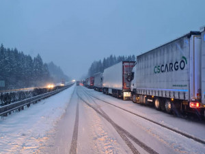 Nehoda dvou kamionů uzavřela provoz na dálnici D5, dopravu komplikuje husté sněžení