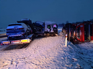 Nehoda dvou kamionů uzavřela provoz na dálnici D5, dopravu komplikuje husté sněžení