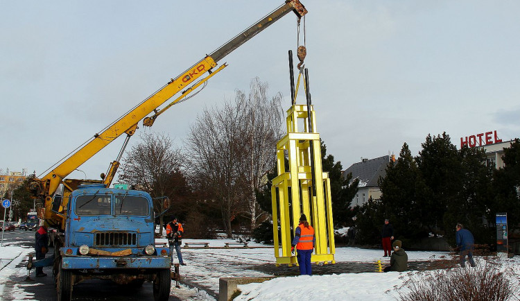 Ocelovou Věž pro Jana Palacha vztyčil v Klatovech sochař Václav Fiala