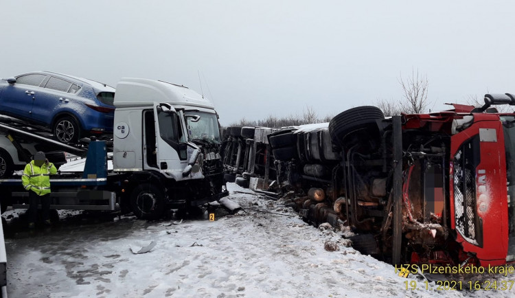 Nehoda dvou kamionů uzavřela provoz na dálnici D5, dopravu komplikuje husté sněžení