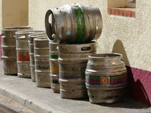 Policisté dopadli zloděje pivních sudů, které v době nouzového stavu přepadla žízeň