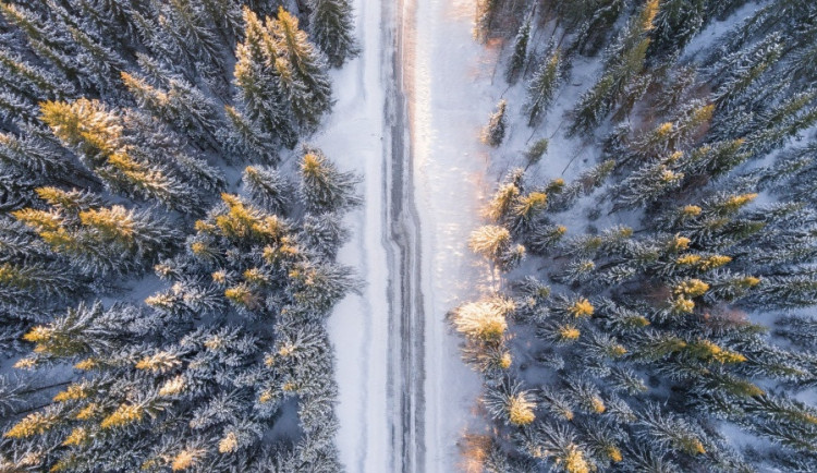 size4-16111280619747-239-v-zime-na-silnicich-snehova-cepice