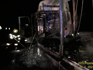 Z kamionu s nákladem dřevěných palet zbylo po požáru jen ohořelé torzo