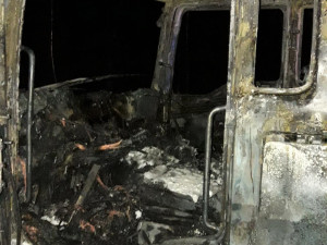 Z kamionu s nákladem dřevěných palet zbylo po požáru jen ohořelé torzo