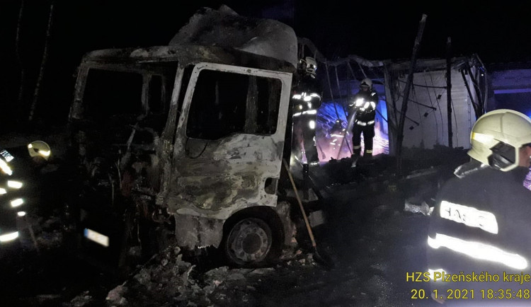 Z kamionu s nákladem dřevěných palet zbylo po požáru jen ohořelé torzo