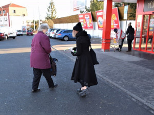 Dobrovolníci roznáší tisíce letáků, o nabídce pomoci chce dát město vědět všem seniorům