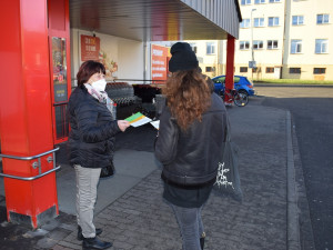 Dobrovolníci roznáší tisíce letáků, o nabídce pomoci chce dát město vědět všem seniorům