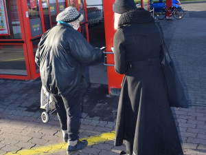 Dobrovolníci roznáší tisíce letáků, o nabídce pomoci chce dát město vědět všem seniorům