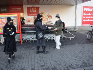 Dobrovolníci roznáší tisíce letáků, o nabídce pomoci chce dát město vědět všem seniorům