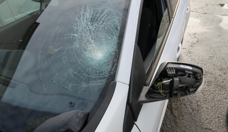 Při pádu popelář poškodil čelní sklo a zpětné zrcátko osobního automobilu