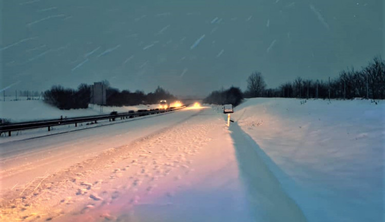 Na západě Čech má v sobotu napadnout až 10 cm sněhu, lze očekávat komplikace v dopravě.