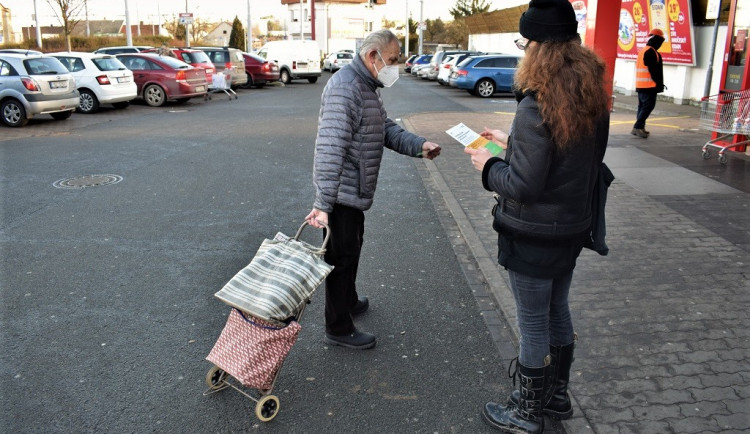 Dobrovolníci roznáší tisíce letáků, o nabídce pomoci chce dát město vědět všem seniorům