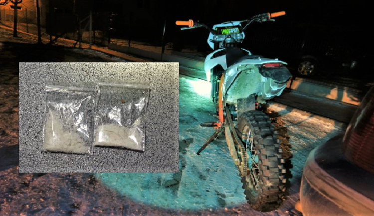 Zadržený motorkář měl po kapsách sáčky s drogou