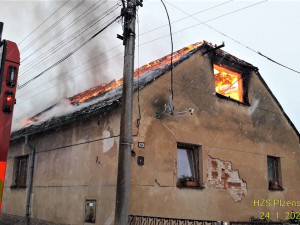 Hasiči se obtížně dostávali s technikou k hořícímu domu kvůli zledovatělé vozovce
