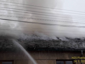 Hasiči se obtížně dostávali s technikou k hořícímu domu kvůli zledovatělé vozovce