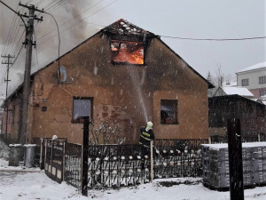 Hasiči se obtížně dostávali s technikou k hořícímu domu kvůli zledovatělé vozovce